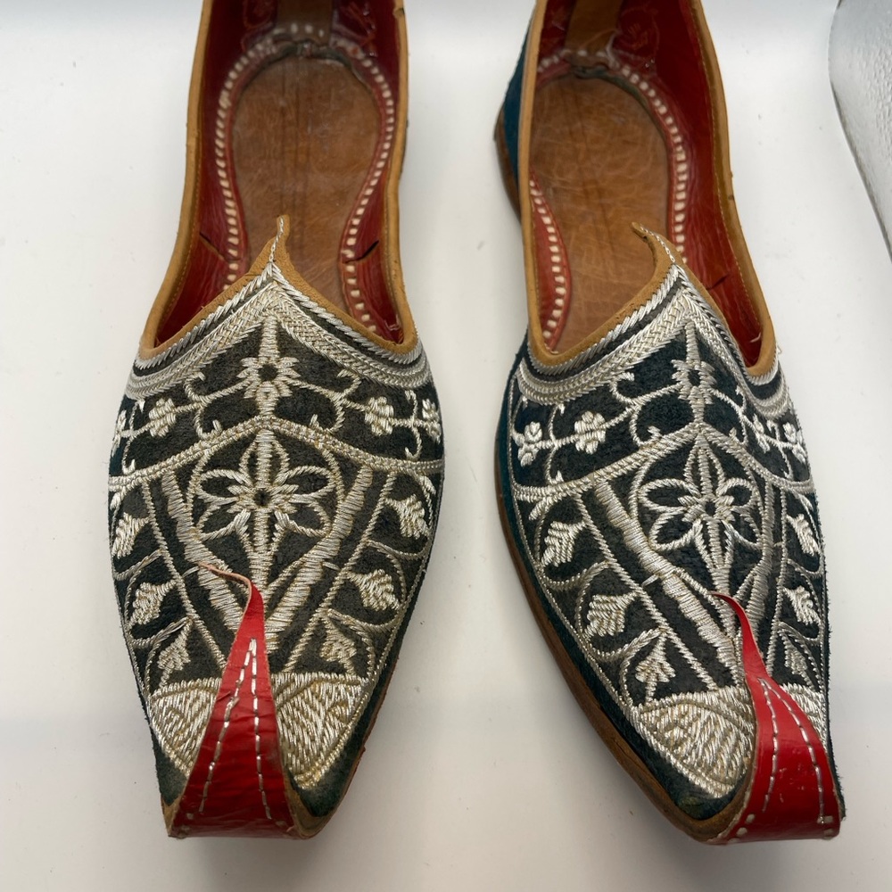 Elegant Embroidered jutti Shoes. Mojari, khussa
